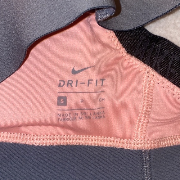 Coral Nike Women's fashion sports bra, worn/washed only once, removable padding - Picture 6 of 7